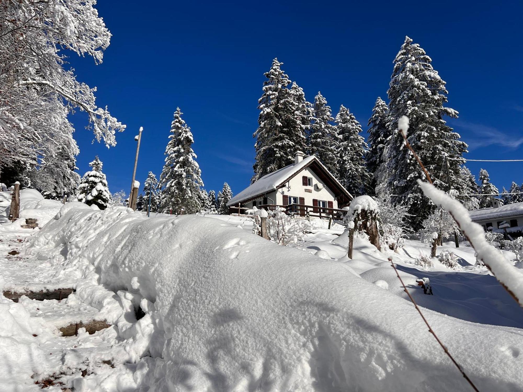 Vila Le Joly Chalet Saint-Imier Exteriér fotografie